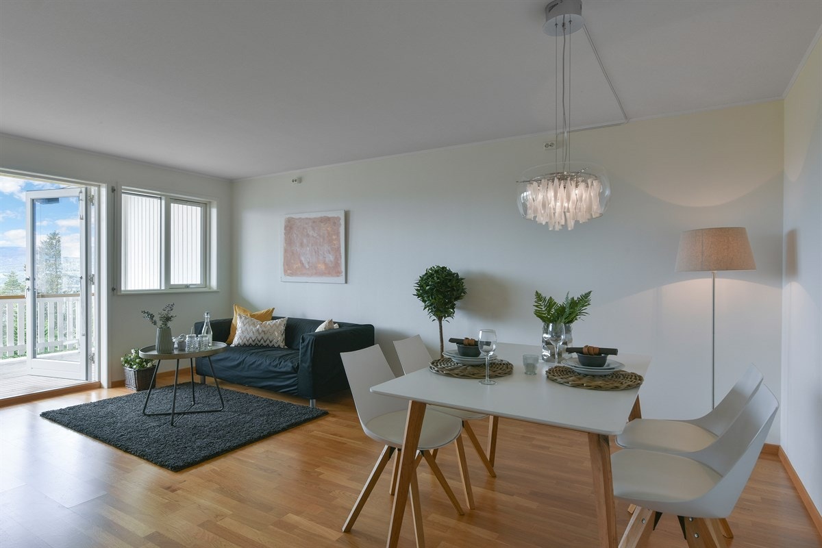 Rommet har eikeparkett på gulv og lysmalte vegger. Galleribilde