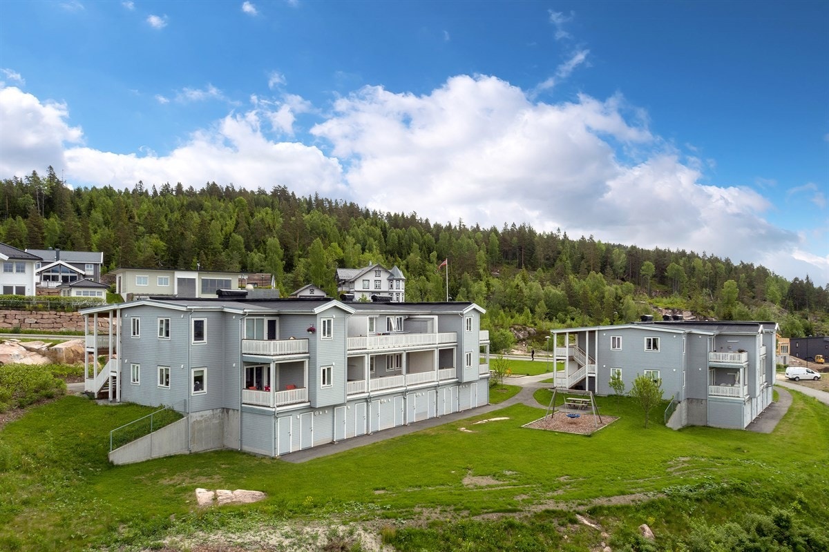 Dagligvarehandelen kan gjøres ved bl.a. Meny på CC, Kiwi på Liertoppen og Kiwi på Lierskogen. Galleribilde