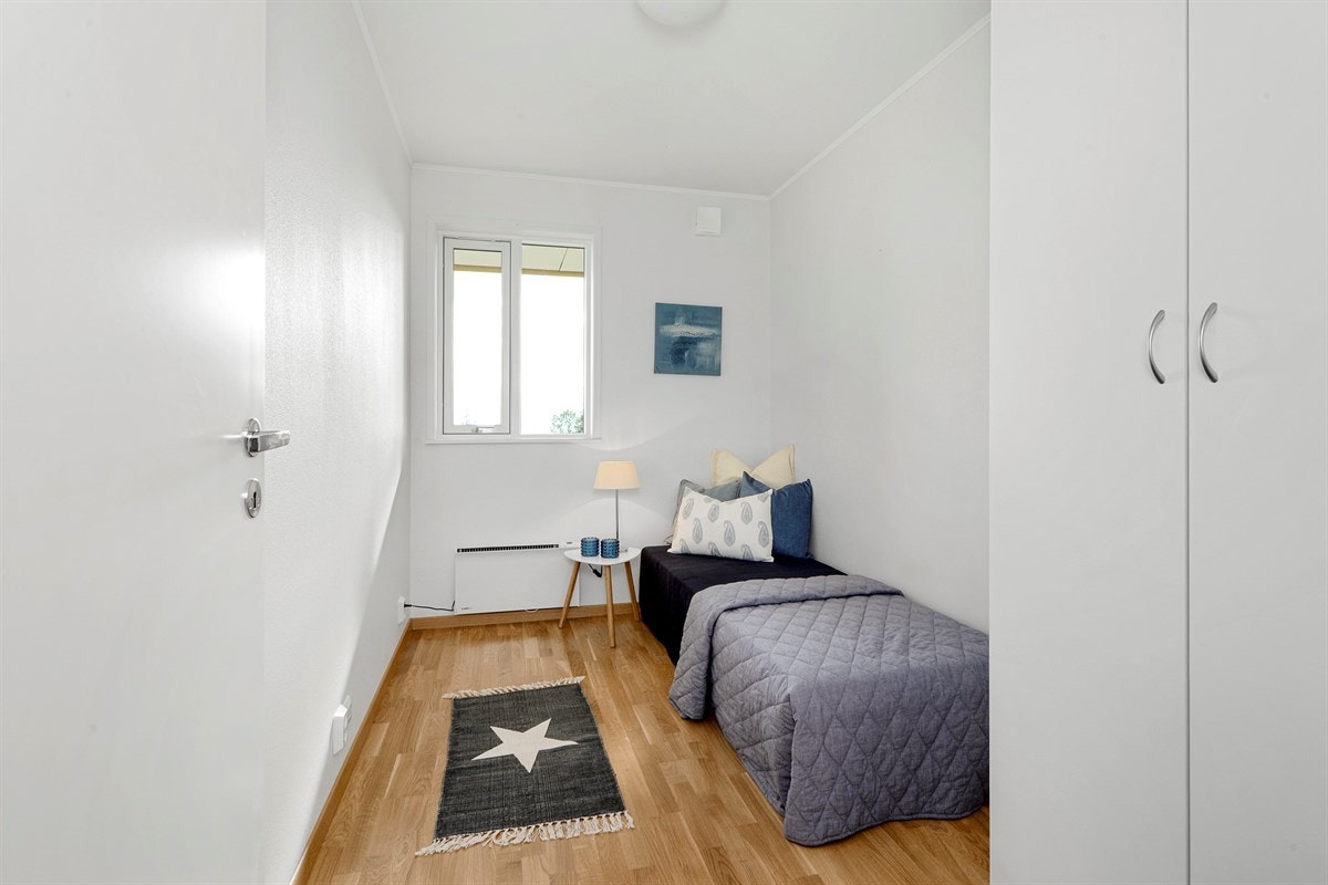 Soverom 2 med tilhørende garderobeløsning. Galleribilde