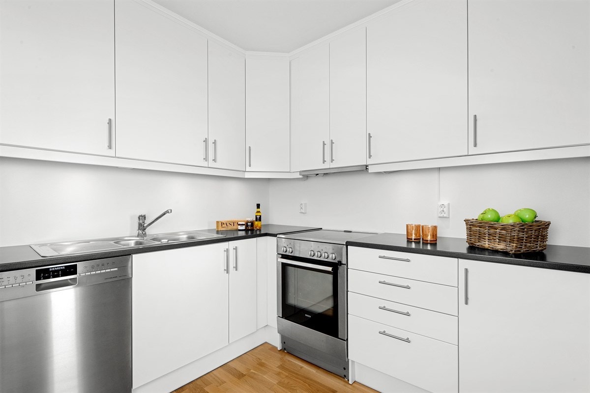 Videre er kjøkkenet utstyrt med frittstående komfyr med keramisk topp, kombinert kjøl/frys, oppvaskmaskin, ventilator og varmtvannsbereder. Galleribilde