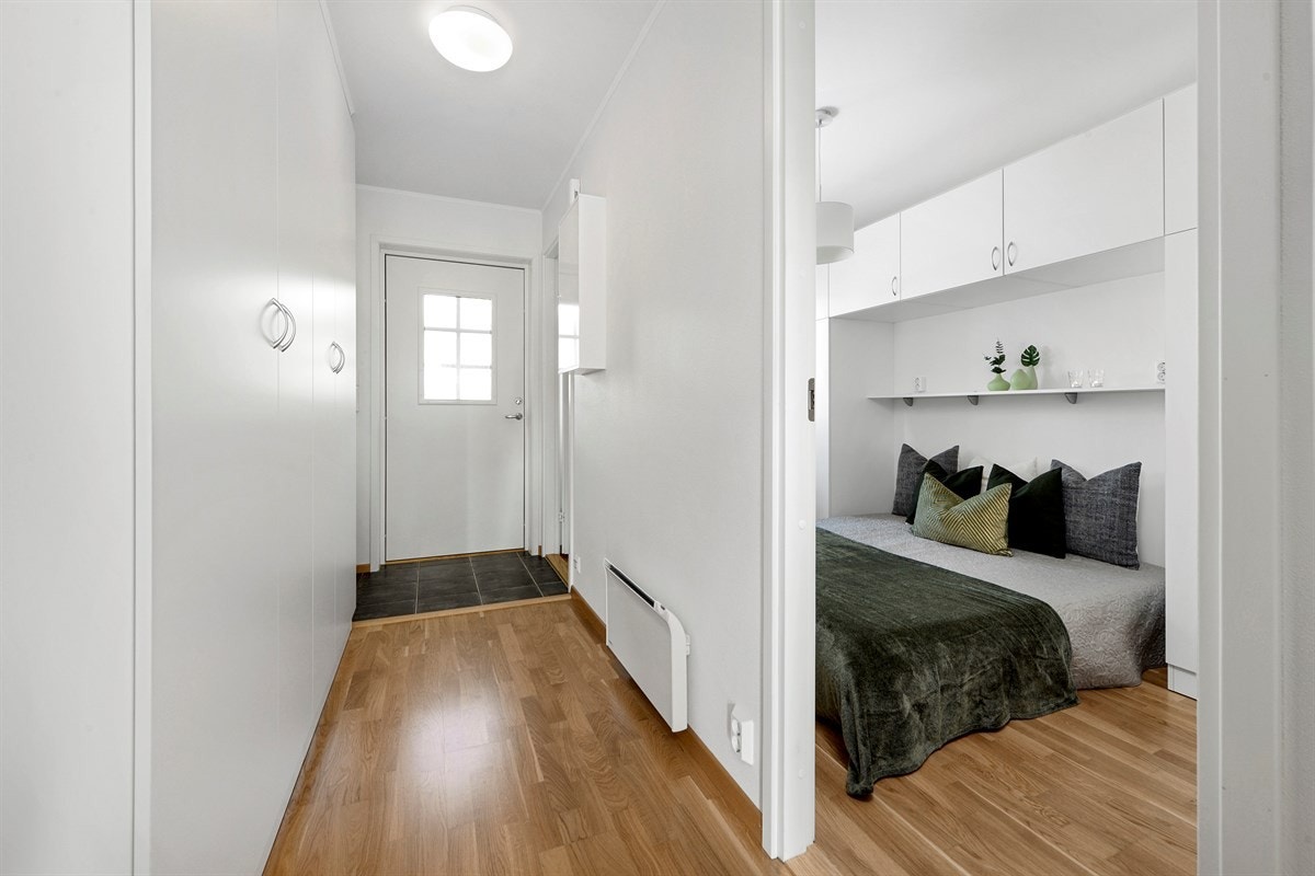 Gangen har eikeparkett på gulv og er holdt i lyse, tidsriktige farger. Galleribilde