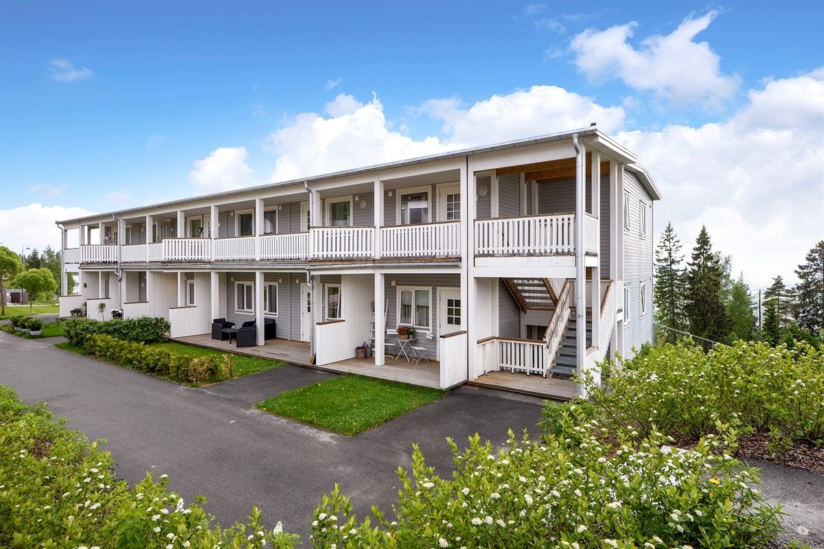 Sameiet har et meget pent opparbeidet uteområde med asfalterte internveier, lekeplass, plenareal, prydebusker, samt øvrig beplantning. Galleribilde