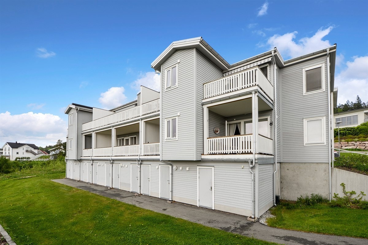 Det følger to parkeringsplasser med leiligheten, en plass i felles carportanlegg og en på felles parkeringsplass. Galleribilde