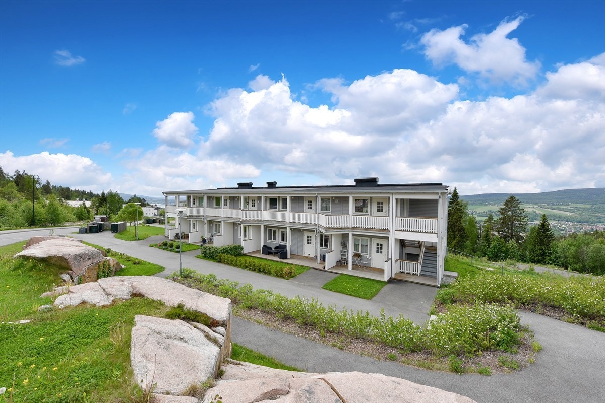 Eiendommen har også nærhet til flotte tur- og friluftsområder som bl.a. Reistadmarka og videre mot Kjekstadmarka, samt Lierskogen med tilknytning til Vestmarka. Galleribilde