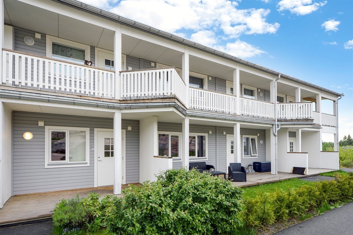 Boligen har adkomst fra bakkeplan via overbygd inngangsparti. Galleribilde