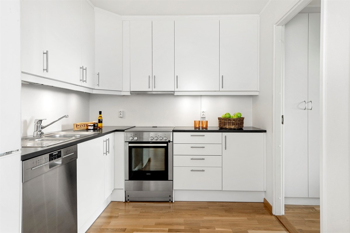 Kjøkkenet er moderne og stilfullt, samt praktisk designet med god benke- og lagringsplass. Galleribilde