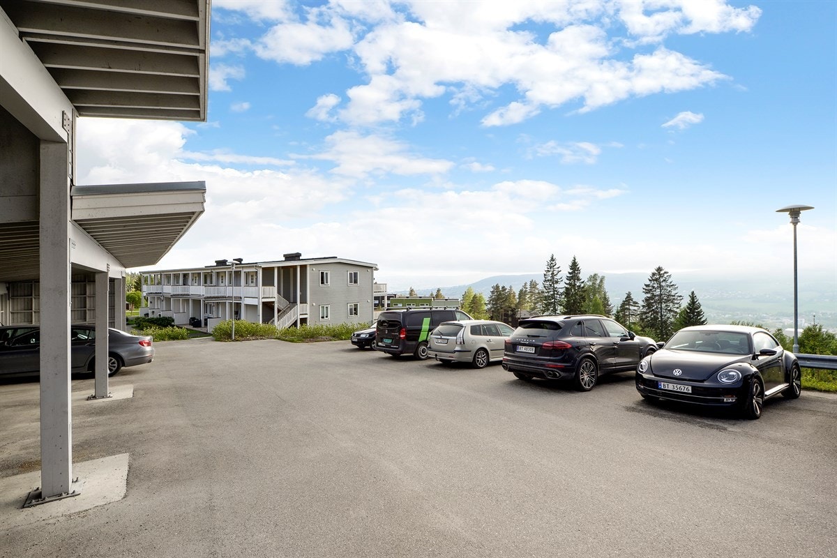 Gjesteparkering på sameiets tomt. Galleribilde