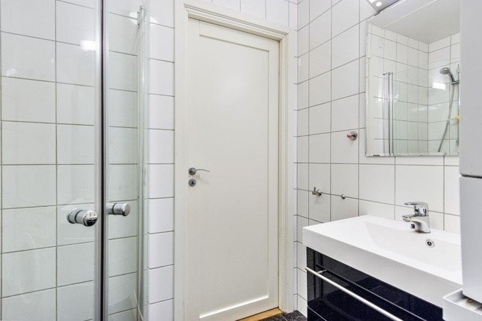Bad med vaskemaskin og tørketrommel Galleribilde