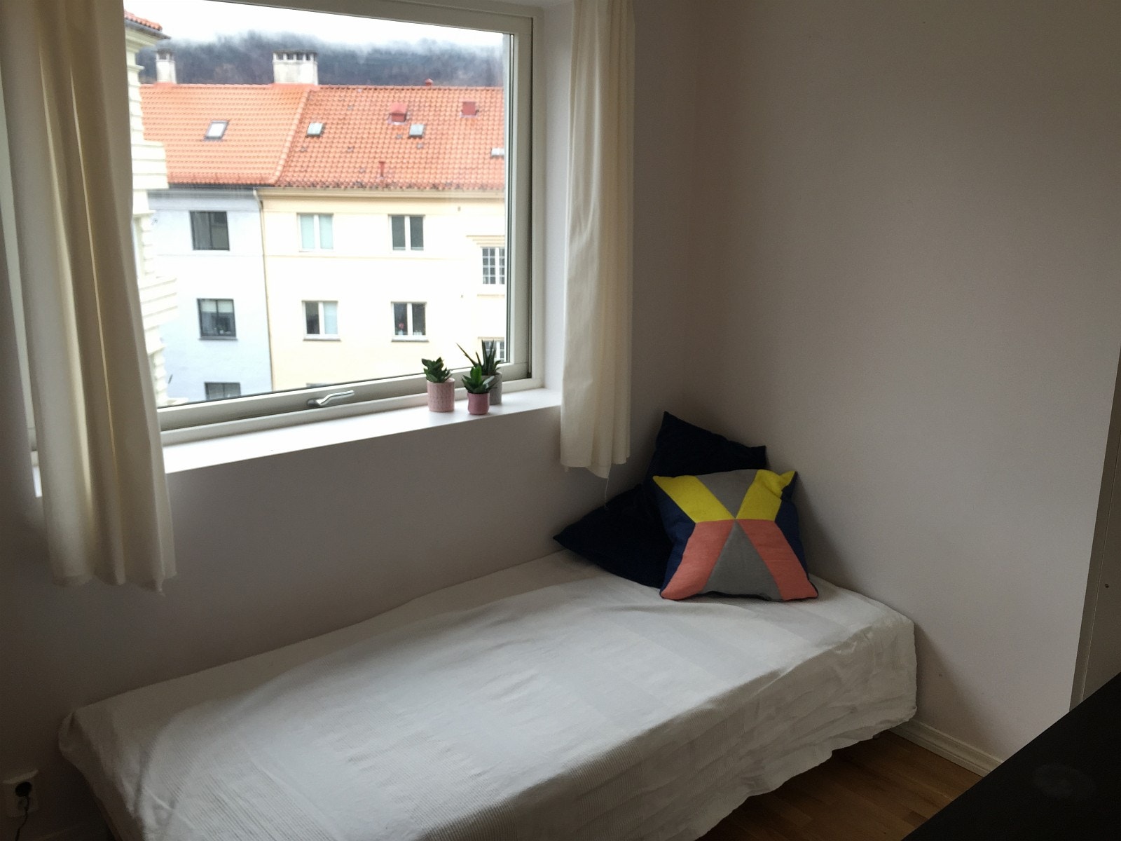 Soverom 1 med plass til skap og skrivebord. Soverom 2 er noe større. Galleribilde
