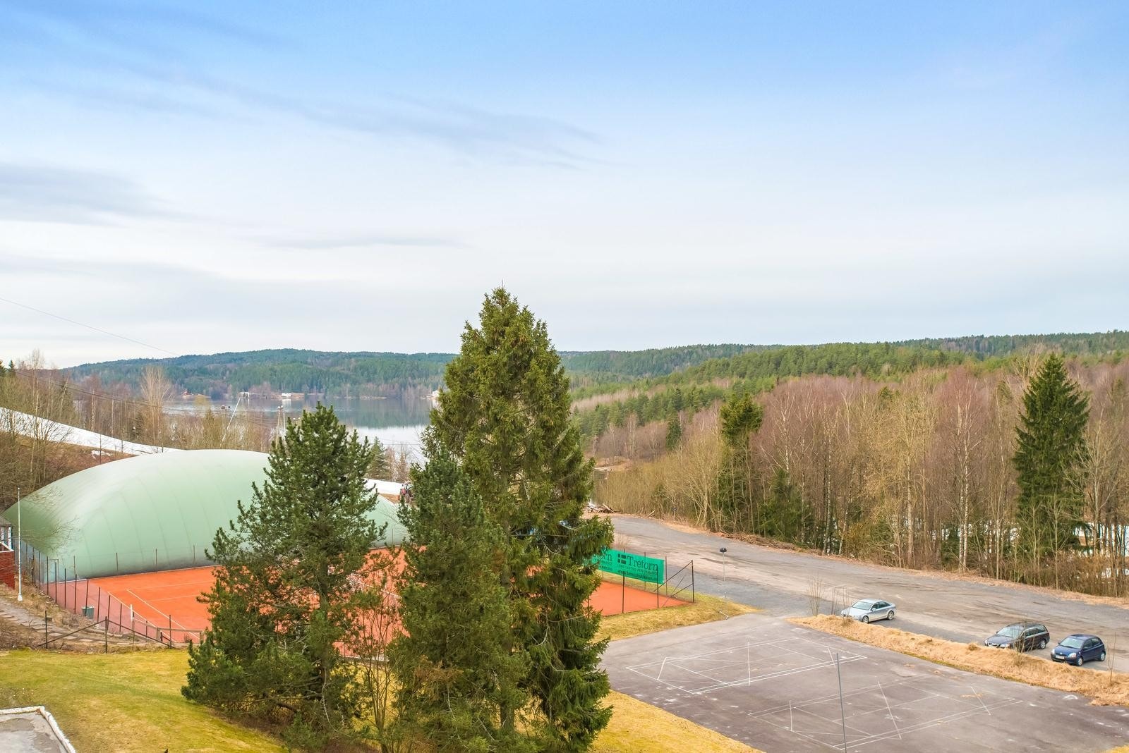 Slalåmveien 5 G - Utsyn fra balkong mot tennisklubben, slalåmbakken og Gjersjøen Galleribilde