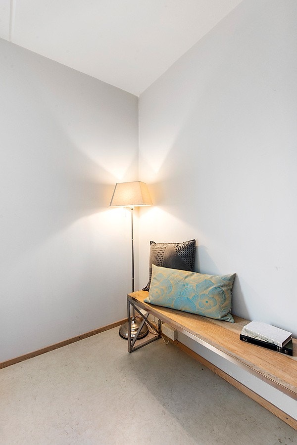Praktisk og romslig soverom vendt mot rolig og stille område. Soverommet har god plass til både dobbeltseng og har i dag en stor garderobeseksjon som sørger for godt med lagring. Galleribilde