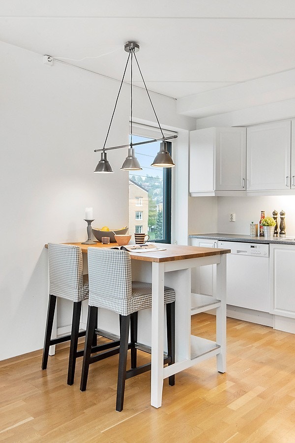 Stuen er i dag utstyrt med en kjøkkenøy som gir ekstra med benkeplass og fungerer som en fin spiseplass for to. Kjøkkenøyen er løs og kan enkelt skiftes ut dersom man ønsker spisebord i stuen. Galleribilde