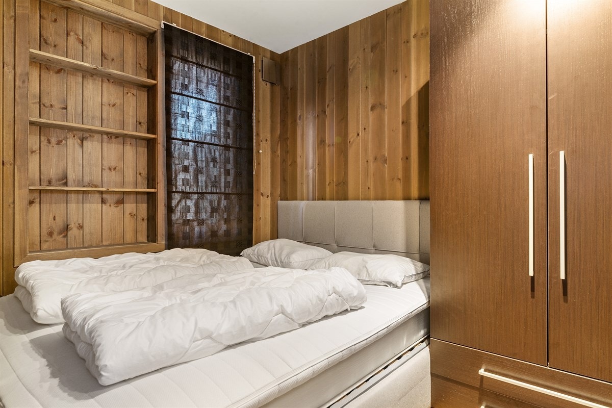 Soverom med plass til dobbeltseng og garderobeskap. Galleribilde