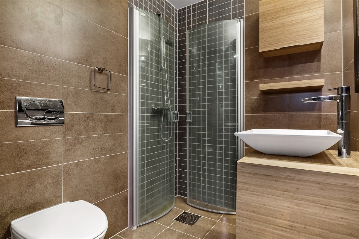 Meget pent og moderne bad med tidsriktige fargevalg på overflater og innredning. Galleribilde