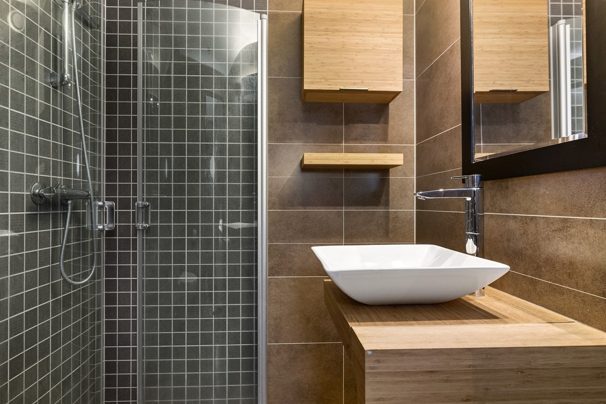 Badet har varmekabler i gulv. Varmtvann er inkludert i felleskostnader. Galleribilde