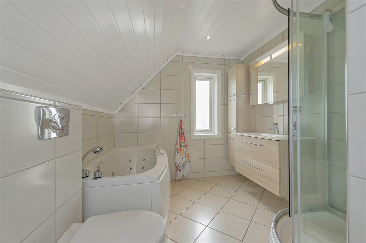 Stilig nyere bad med både dusjkabinett og boblebadekar! Galleribilde