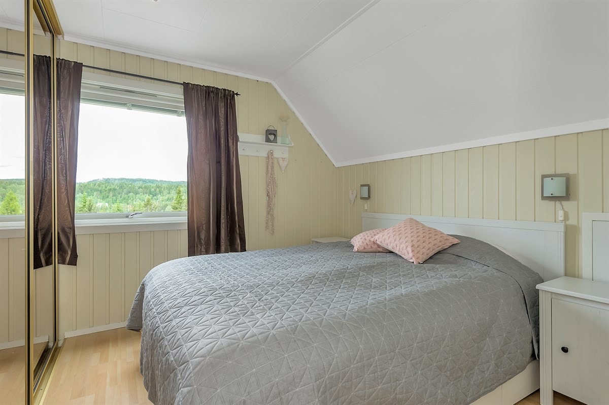 Soverom med skyvedørsgarderobe Galleribilde