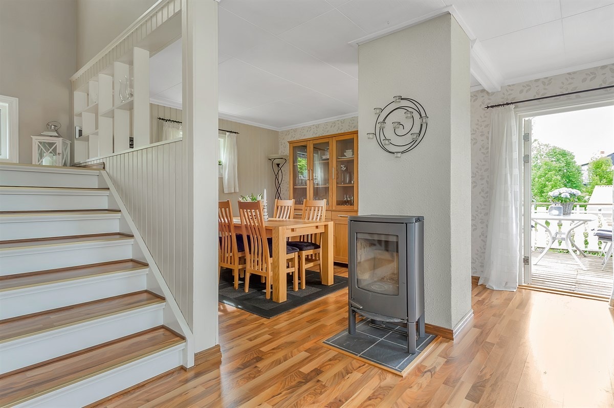 Vinkelstue med god plass til spisegruppe Galleribilde