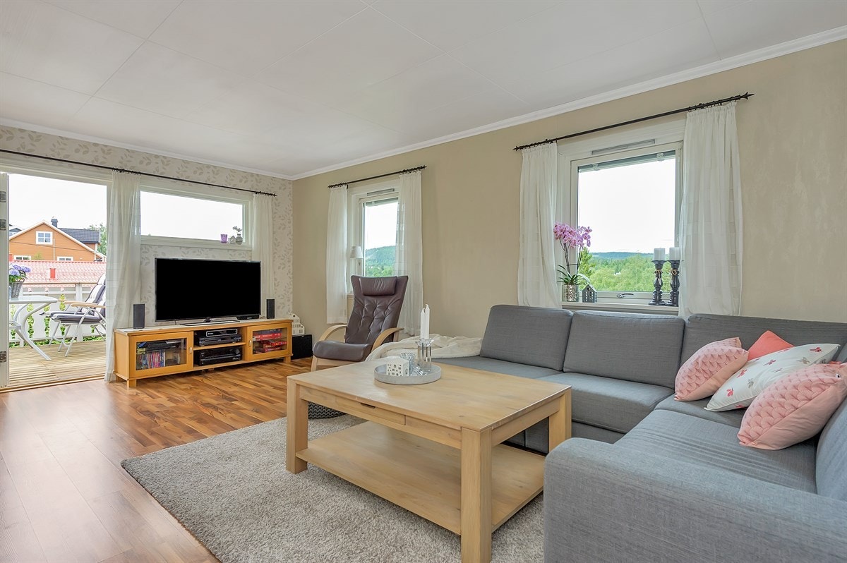 Lys og fin stue med flere møbleringsmuligheter Galleribilde