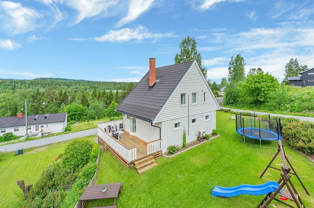 Pent opparbeidet hage med grønne arealer Galleribilde