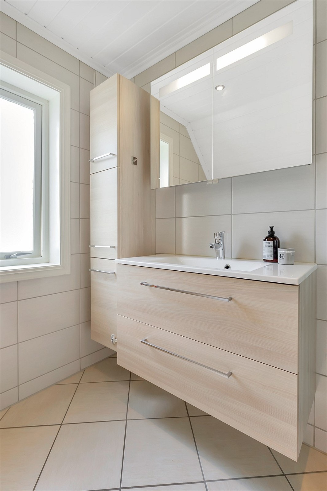 Stilig innredning med høyskap for ekstra oppbevaring Galleribilde