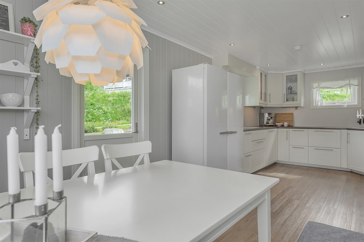 Kjøkkenet er stort, her er det god plass til spisegruppe Galleribilde