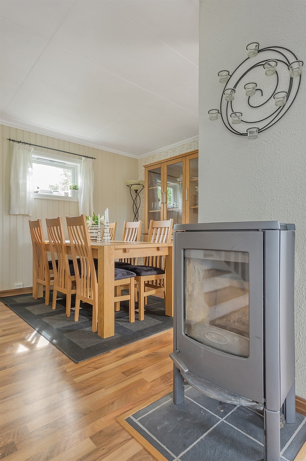 Vedovn som varmer godt på kalde vinterdager Galleribilde