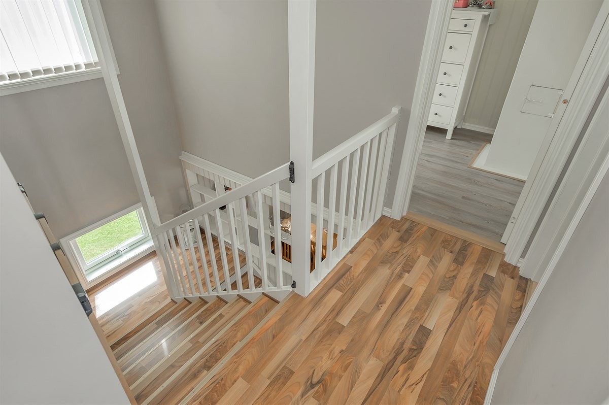 Gang i 2.etg med dører inn til 3 soverom og bad Galleribilde