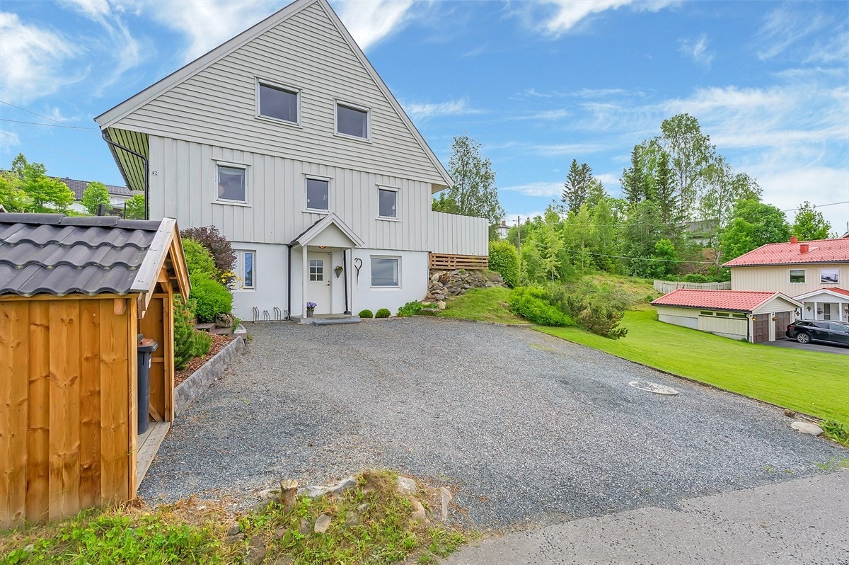 Gruset gårdsplass med flere biloppstillingsplasser Galleribilde