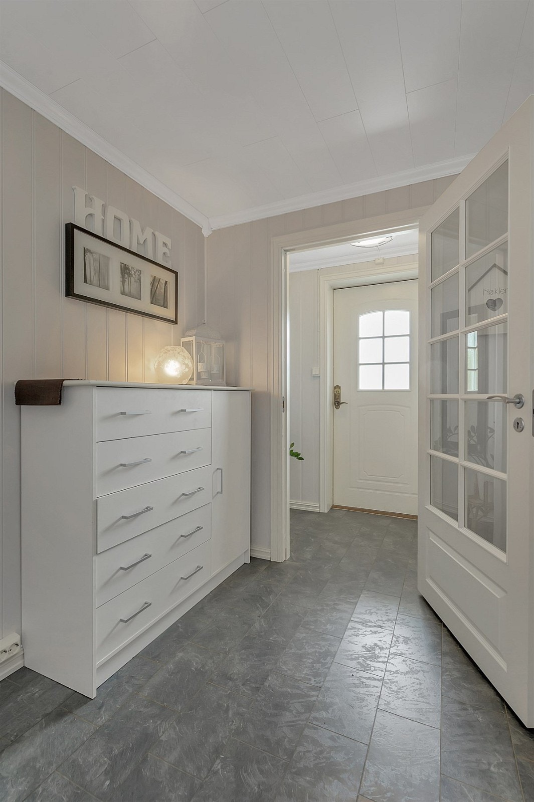 God plass til sko og yttertøy Galleribilde