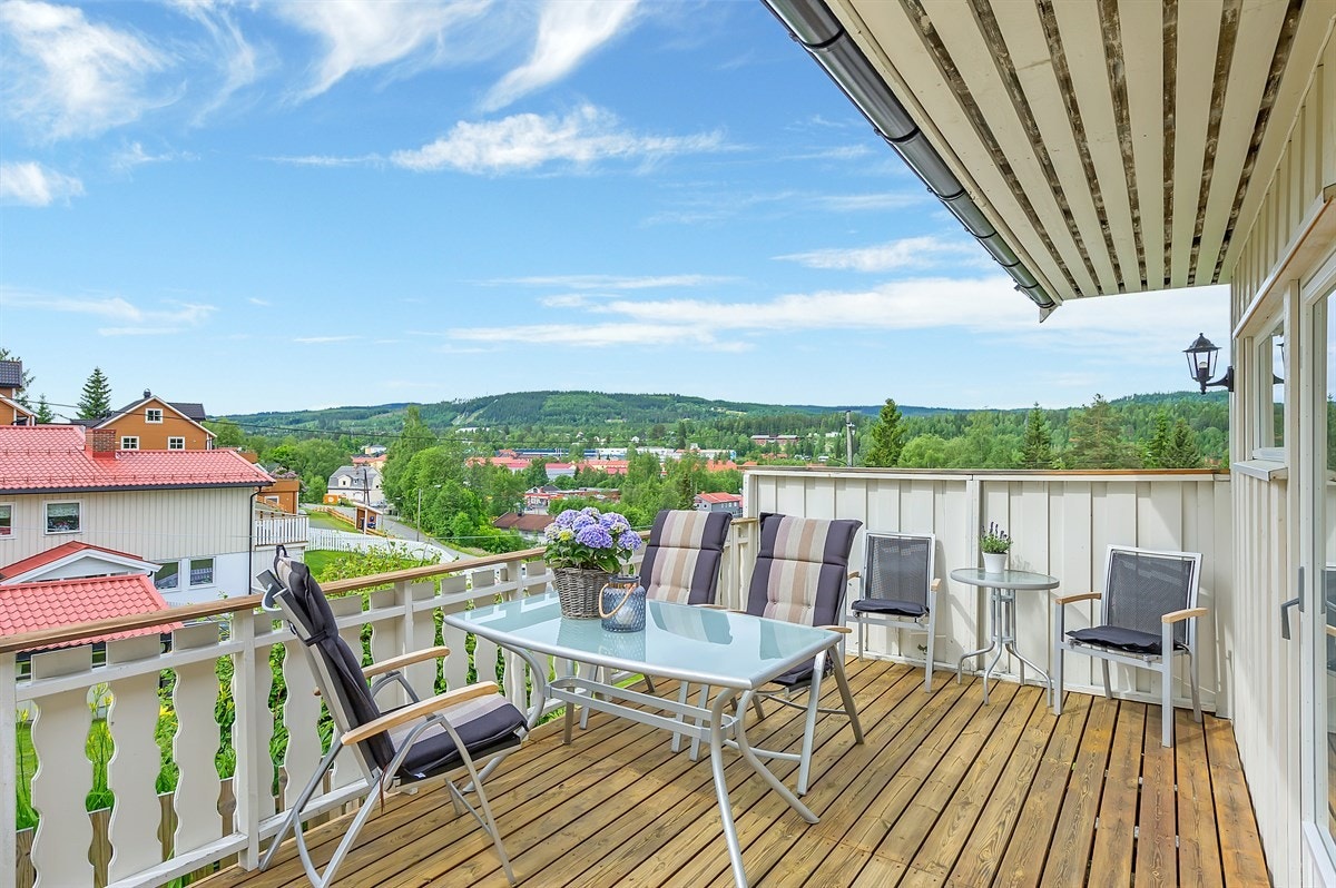 Veranda med utsikt over Raufoss. Direkte utgang fra stua Galleribilde