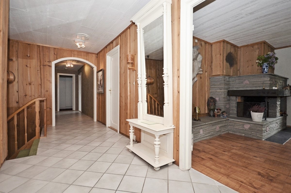 Entréen med inngang til soverom, stue og trapp ned til underetasjen/spa. Galleribilde