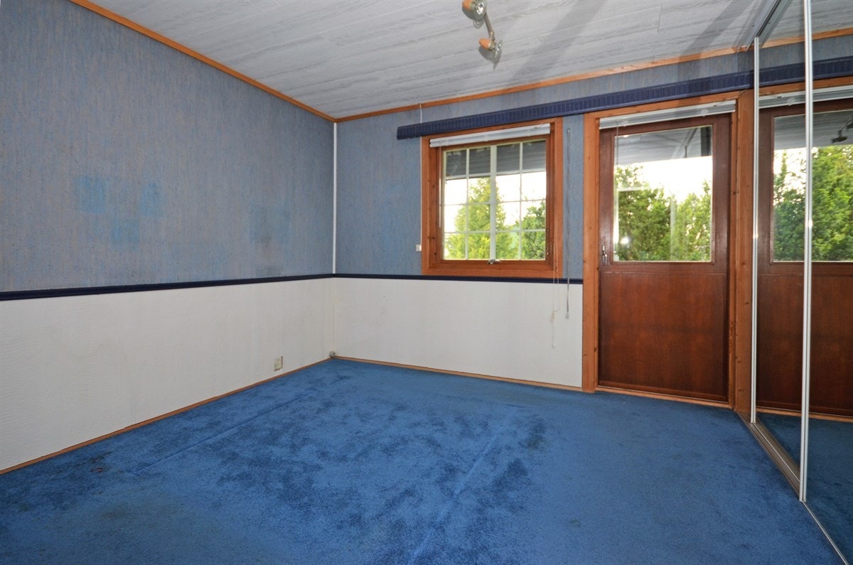Soverom 1 med skyvedørsgarderobe med speil, samt adkomst til balkong. Galleribilde