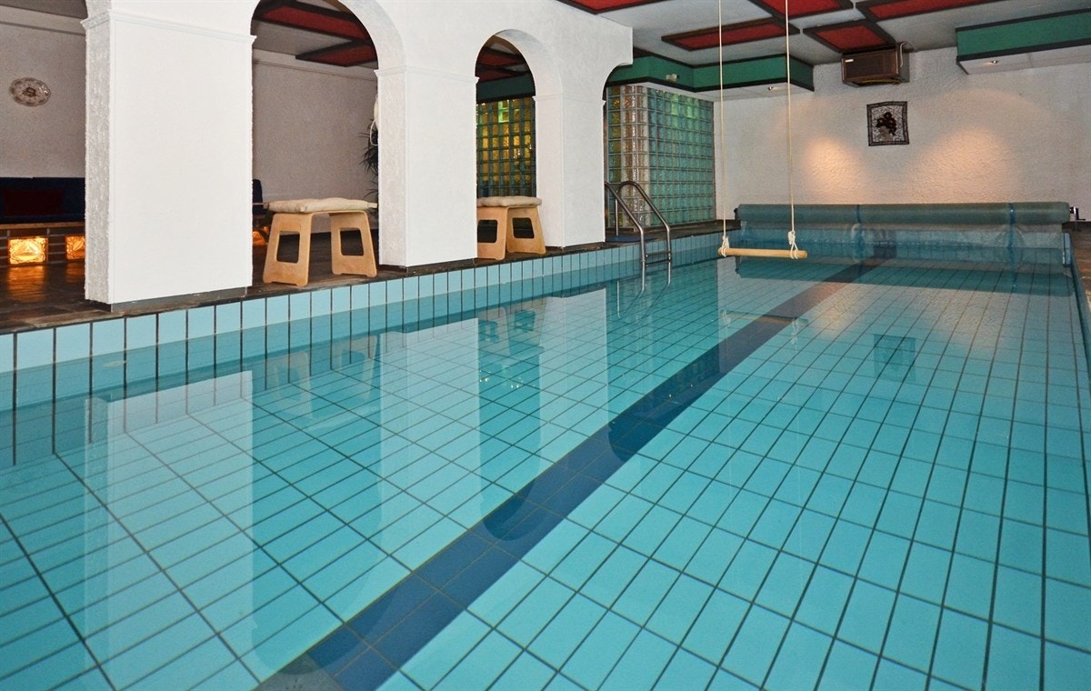 Bassenget innbyr til en svømmetur. Meget velholdt og velfungerende. Galleribilde