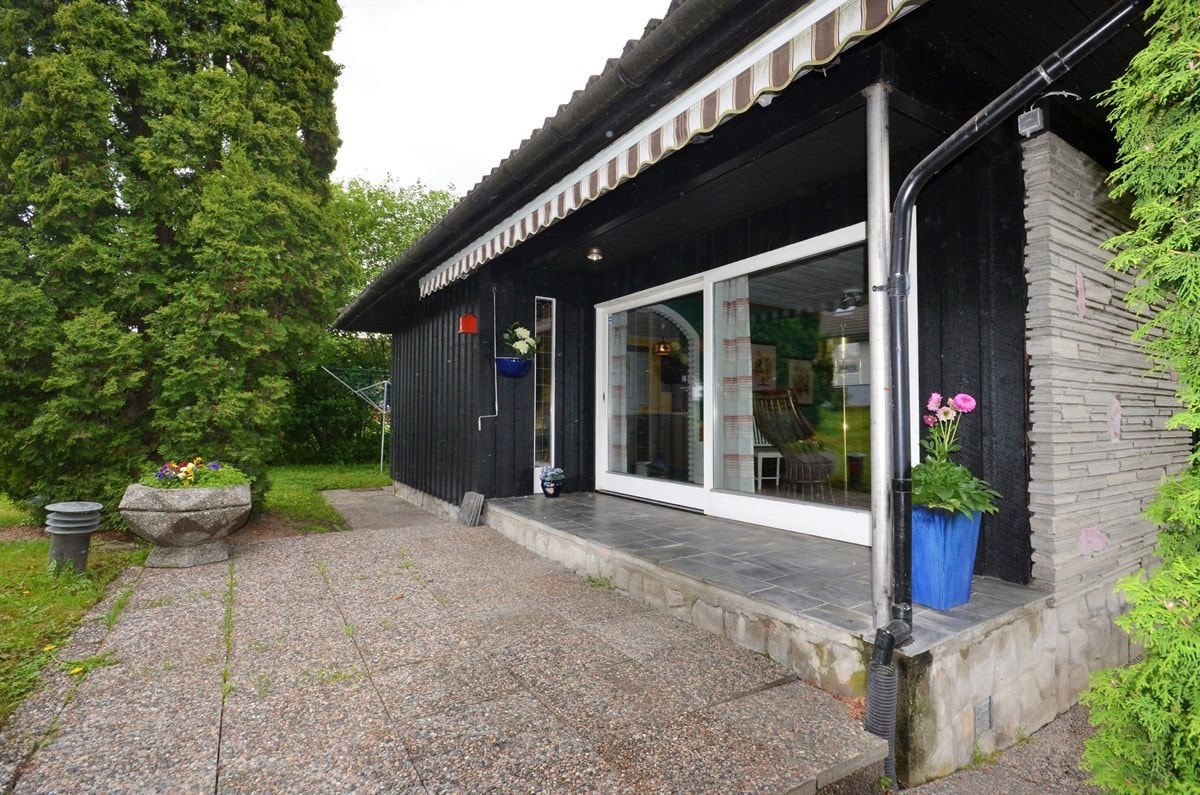 Hellelagt gangvei rundt bolig og garasje Galleribilde