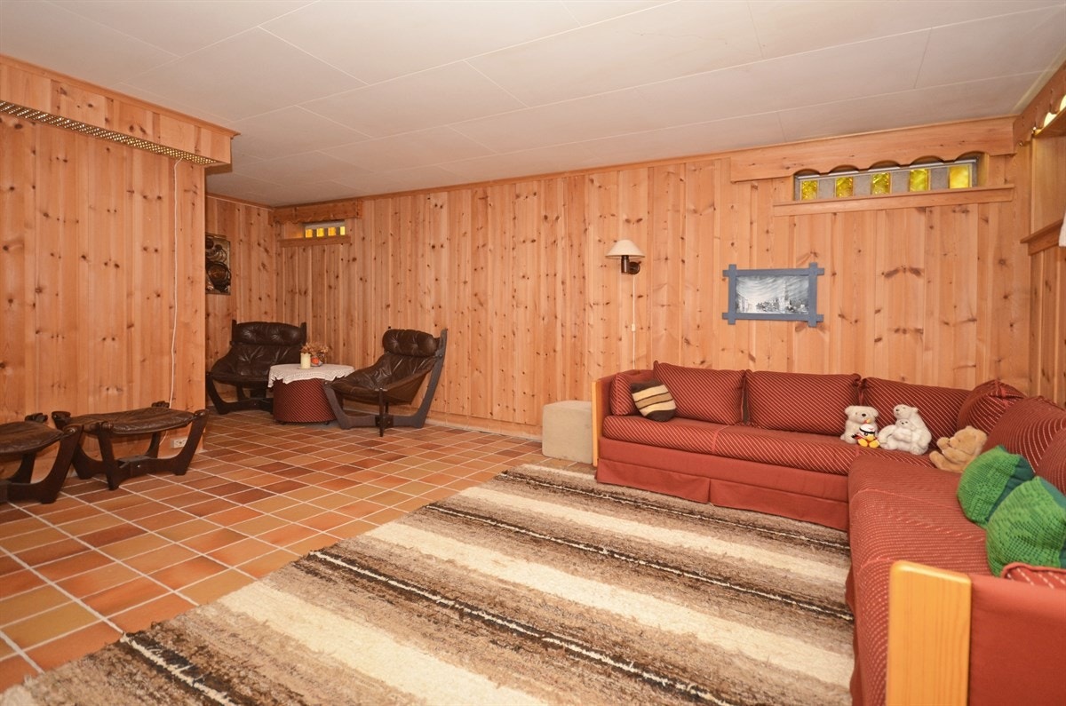 Kjellerstue med god plass til sofa og sittegruppe Galleribilde
