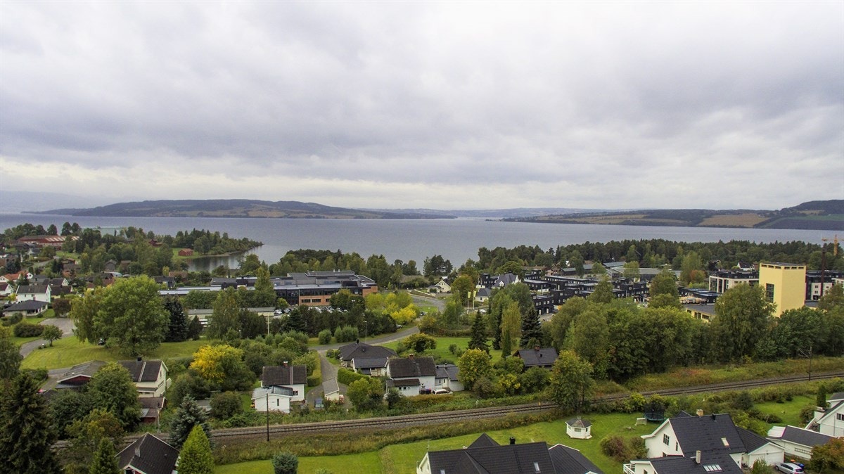 Utsikt over byen og Mjøsa. Kort vei til byen og til Mjøsa. Flyfoto. Galleribilde