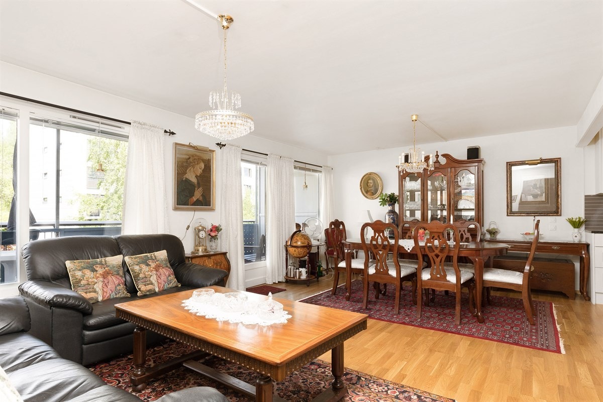 Stuen er enkel å møblere, her er det muligheter for både salong og spisestue. Galleribilde