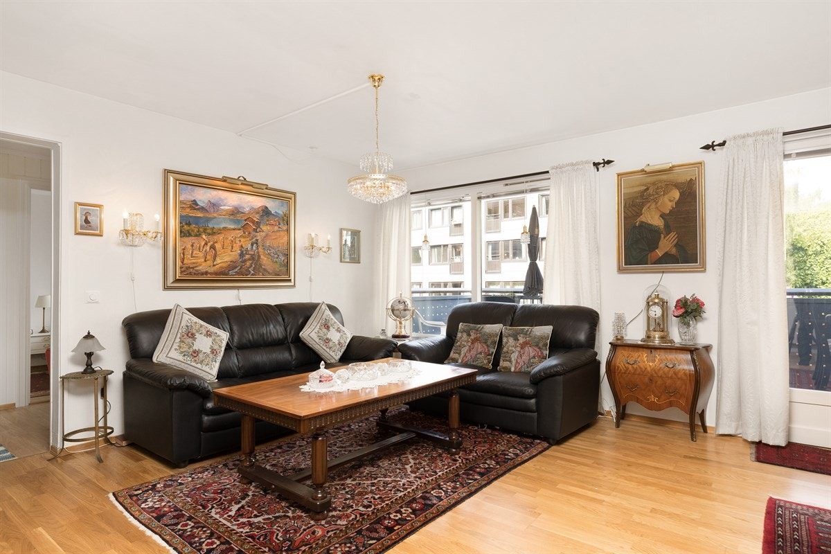 Koselig salongplass. Stuen har eik parkett på gulv og lyse vegger. Galleribilde