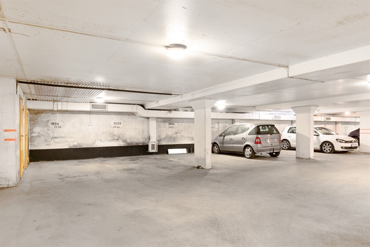 1 garasjeplass i underetasjen følger leiligheten, heis direkte til etasjen. God plassering og romslig plass. Galleribilde