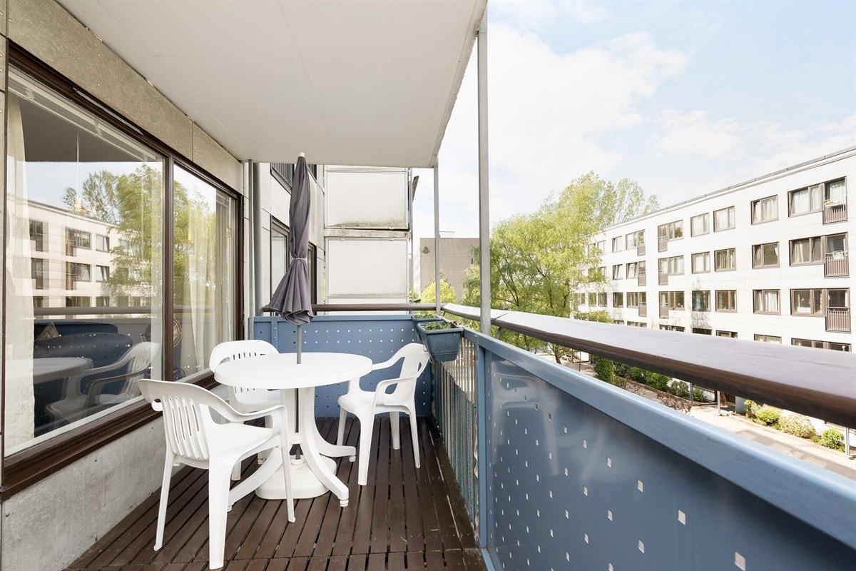 11 kvm overbygget balkong, treplatting. Her er det mulighet for både spisegruppe og sittegruppe. Galleribilde