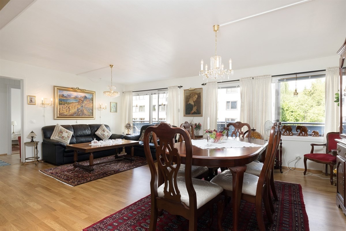 Lys og fin stue med store vindusflater og dør ut mot balkongen. Galleribilde