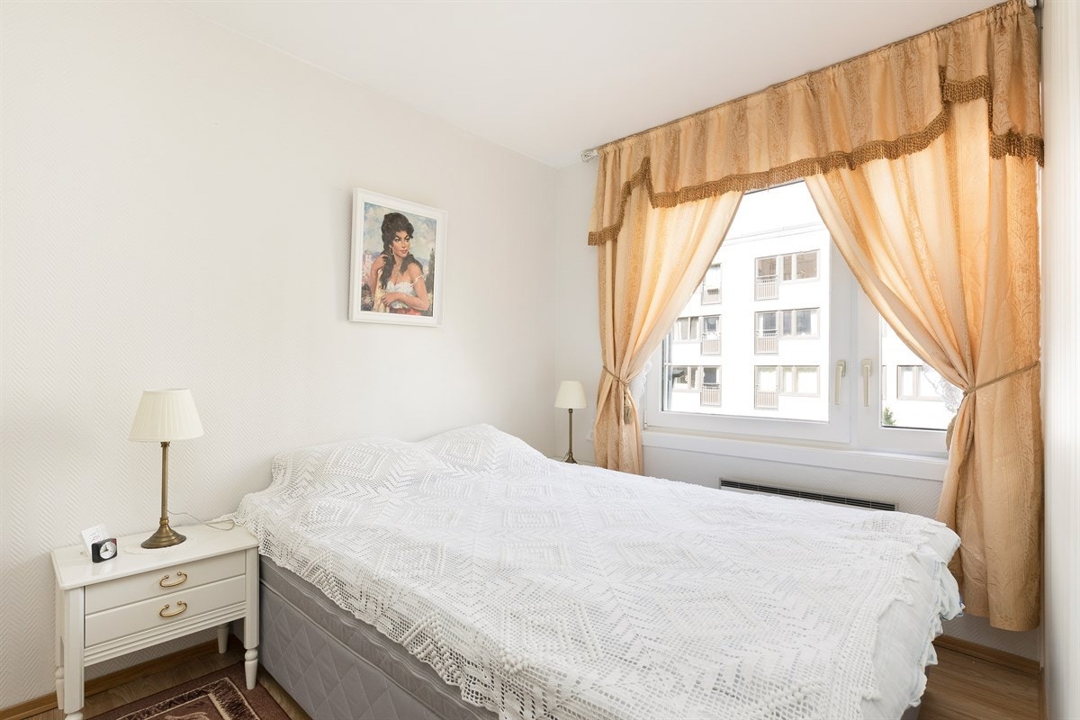 Hovedsoverom, oppusset i 2015. Laminat på gulv og lyse malte vegger. Galleribilde