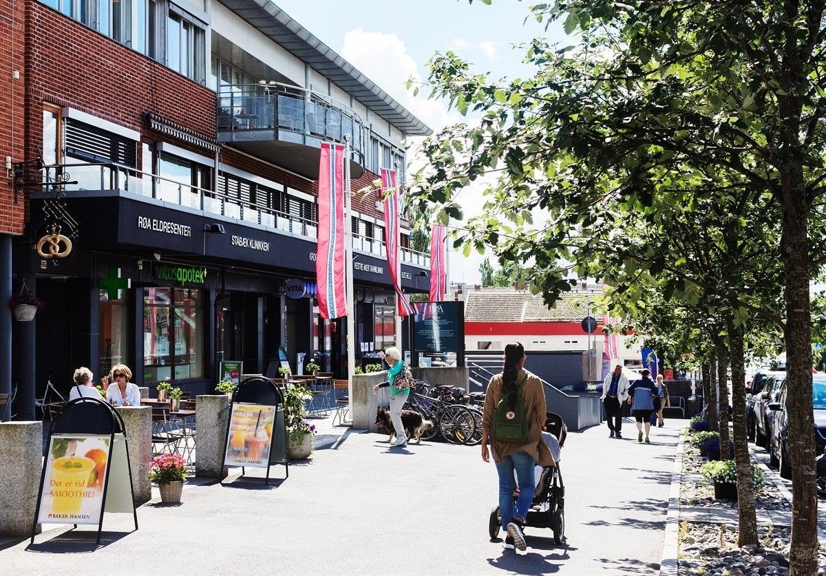 Røa torg med koselige forretninger, delikat Meny, vinmonopol og nisjebutikker, Galleribilde