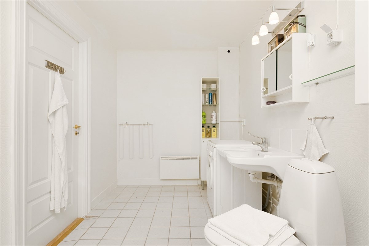 Badet er særdeles romslig, holdt i hvit og enkel stil. Galleribilde