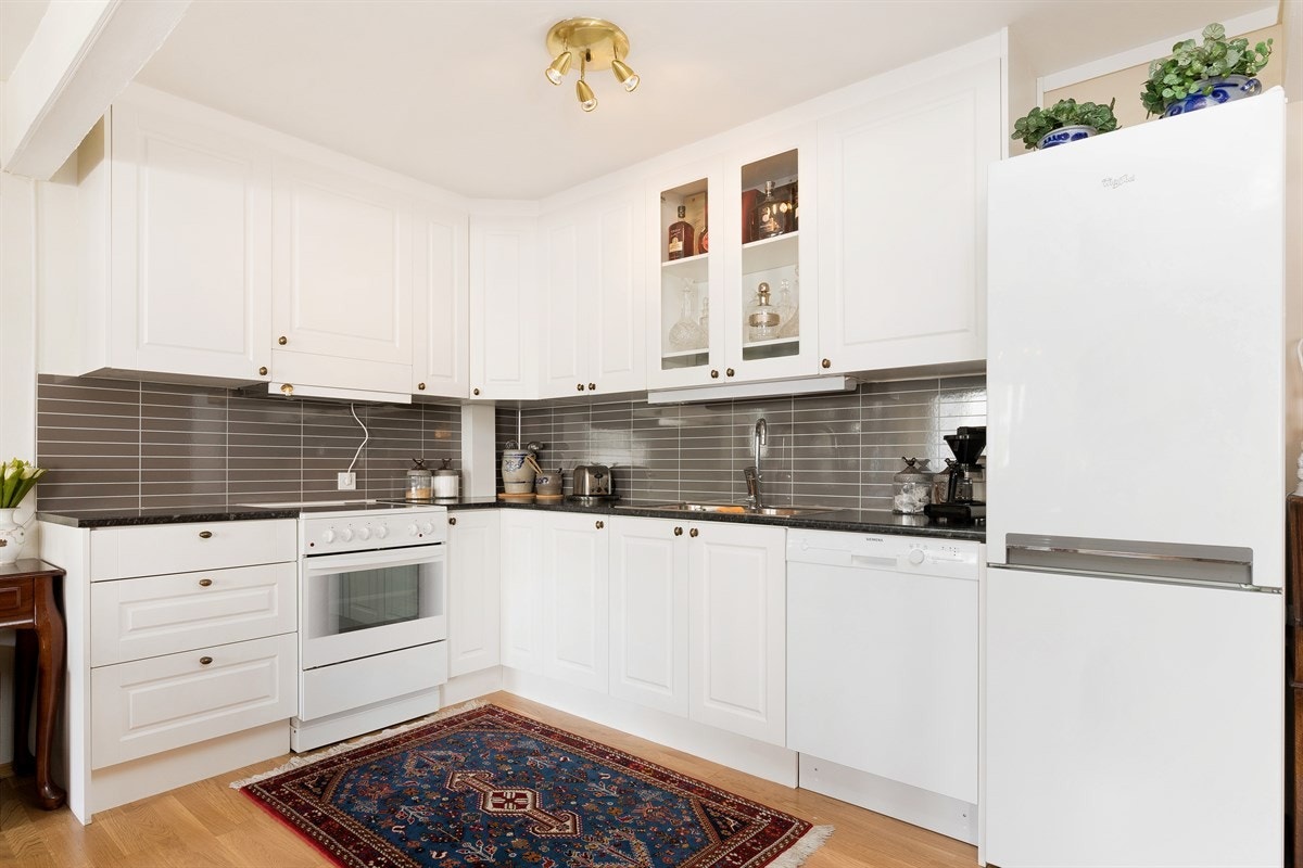 Herjdal kjøkkeninnredning fra 2014. Godt med innredning, delvis glass i overskap. Laminat benkeplate, plater over kjøkkenbenk. Galleribilde