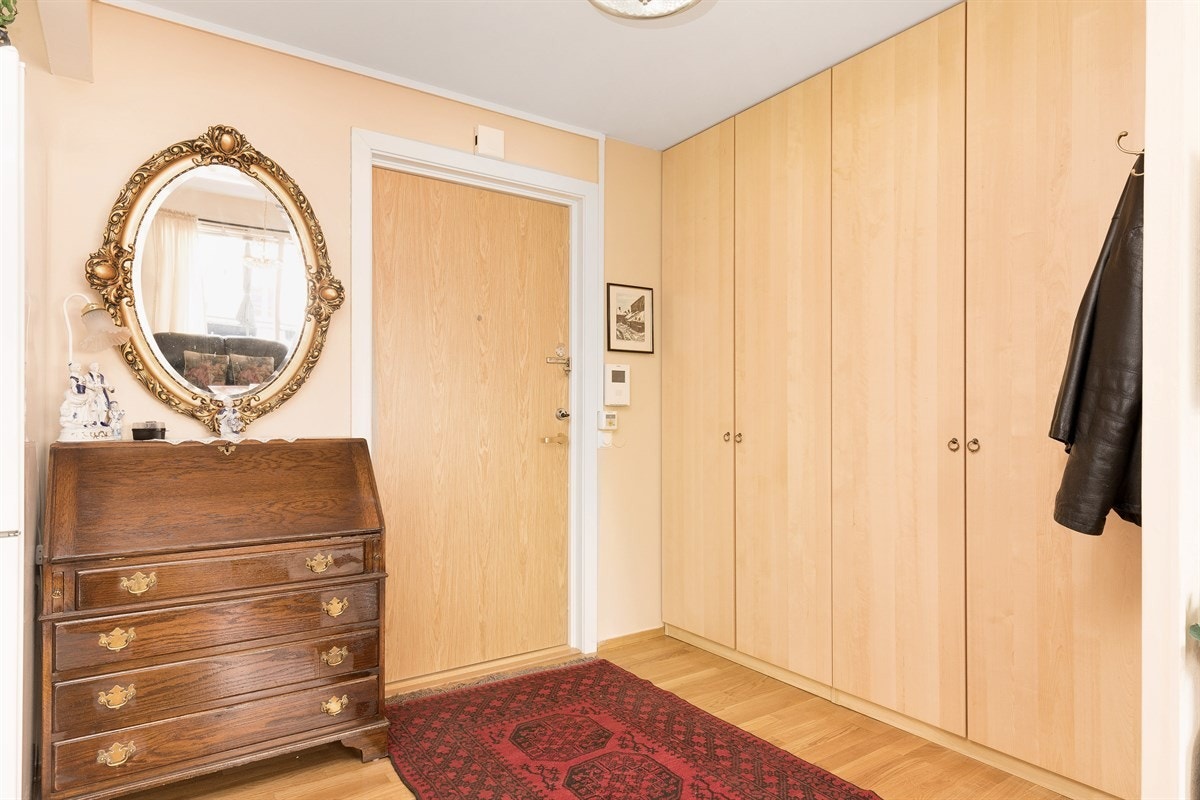 Entrê med takhøye garderobeskap. Isolert entredør og nytt callinganlegg. Galleribilde