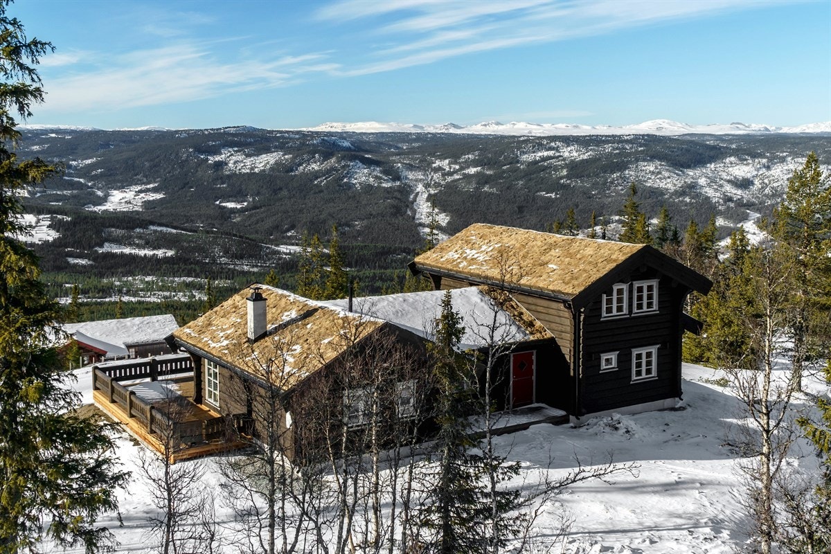 Fantastisk utsikt utvover Rukkedalen og fjellene vest og nord i Hallingdal Galleribilde