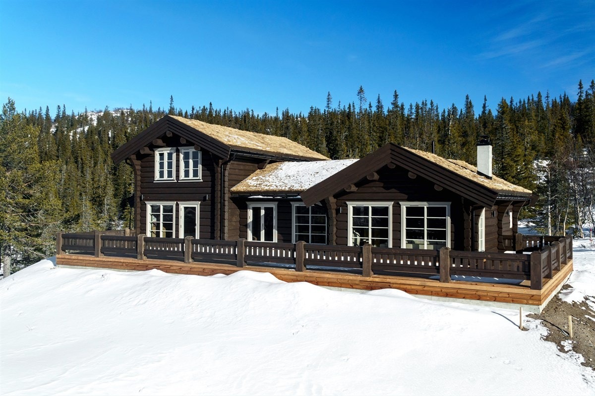 Hytta ligger med langsiden rett vestvendt Galleribilde