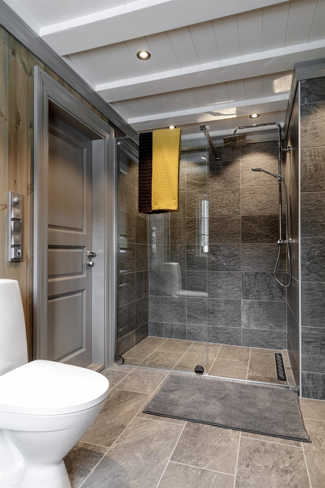 Hovedbad er innredet med stor dusjnisje Galleribilde